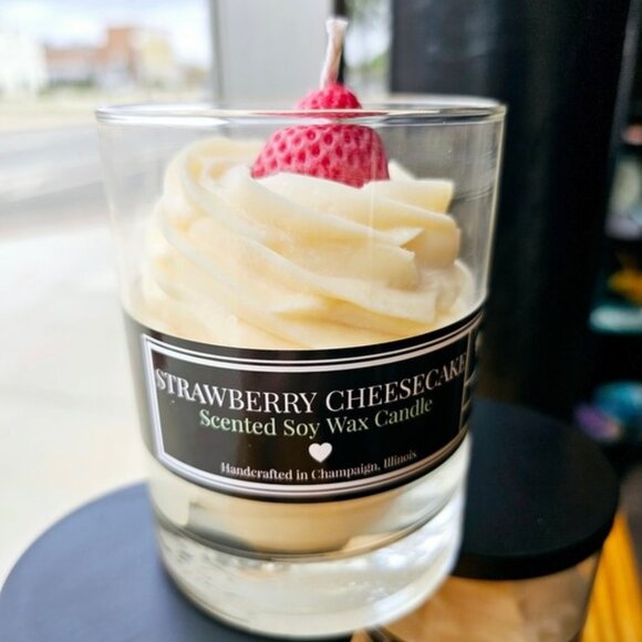 Strawberry Cheesecake Scented Soy Wax Candle - Picture 1 of 2